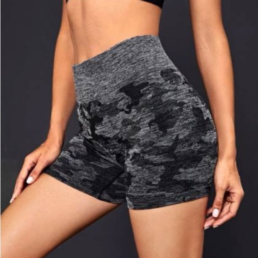 SHORTS | Seamless Biker Shorts Camouflage Patterned Size Small